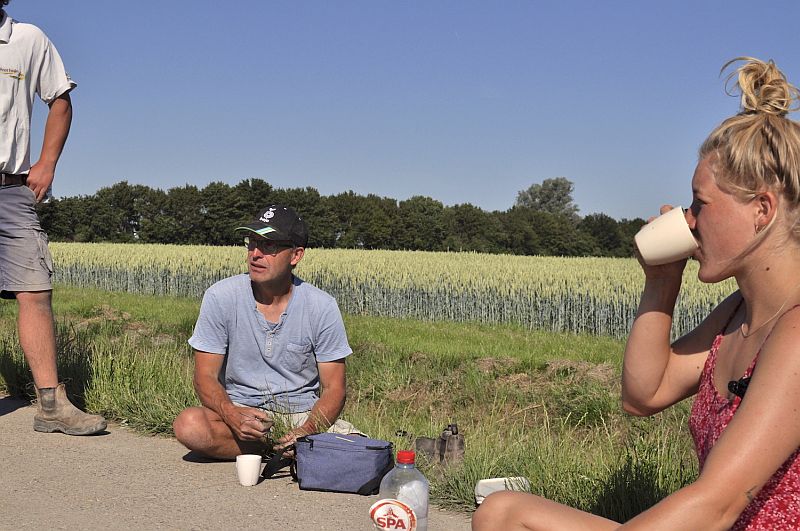 De Seizoensarbeiders aan de koffie